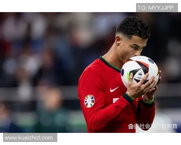 世界足球女子球星风采展现：领跑赛场的传奇与崛起