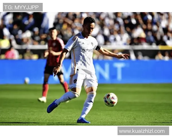 男足球星街头休闲穿搭展示牛仔裤与短袖T恤的完美结合